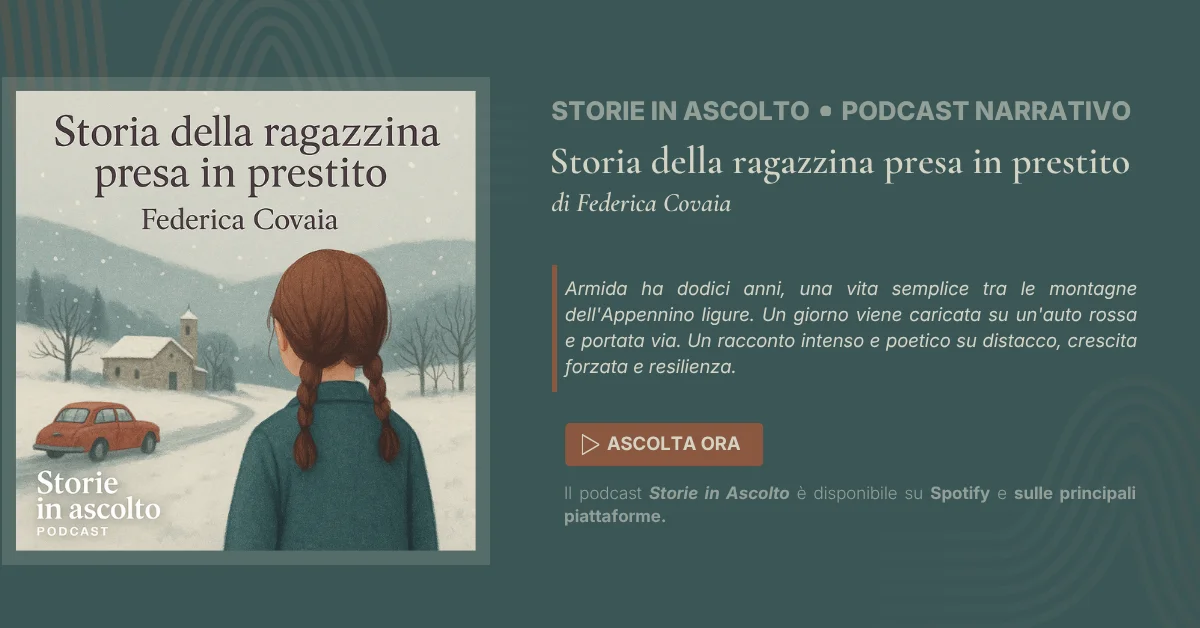 Illustrazione della copertina del podcast "Storia della ragazzina presa in prestito" di Federica Covaia. Racconto autobiografico ambientato negli anni '60 sull'Appennino ligure: una bambina di dodici anni osserva un paesaggio innevato con una chiesa e un'auto rossa. Podcast narrativo italiano disponibile su Spotify, Apple Podcasts e Amazon Music – Storie in Ascolto